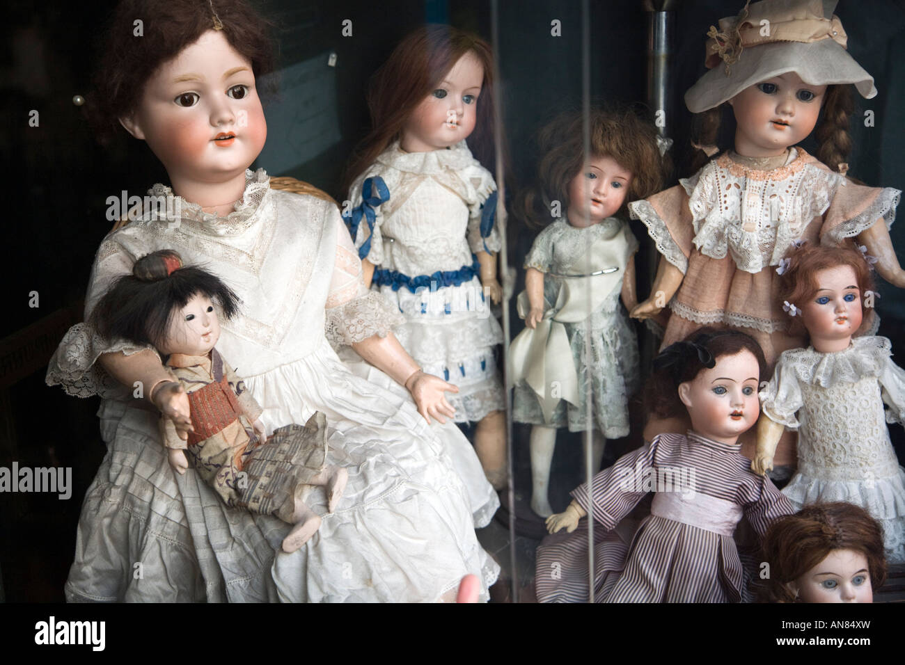 Vintage bambole di porcellana esposti nella vetrina di un negozio, Calçada  do Combro, Lisbona Foto stock - Alamy