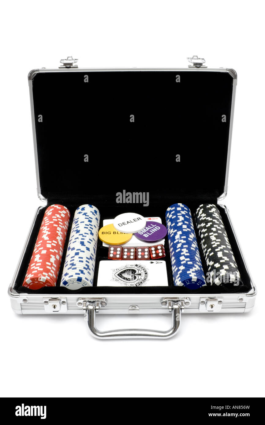 Carte da poker, trucioli e dadi in una custodia di metallo. Isolato su uno sfondo bianco. Foto Stock