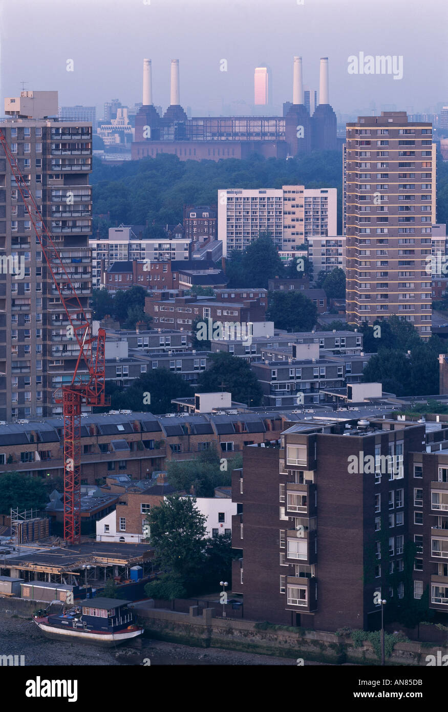 Elevato aumento alloggiamento in Battersea. Con Battersea Power Staion Foto Stock