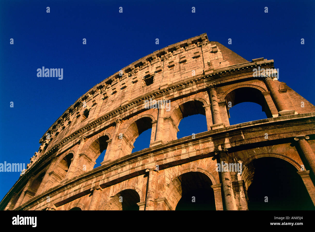Una vista guardando verso la parte superiore del Colosseo Roma Foto Stock