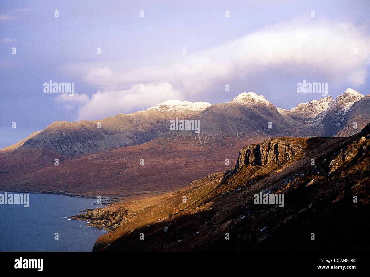 Cuillin Hills da Loch fragile Foto Stock