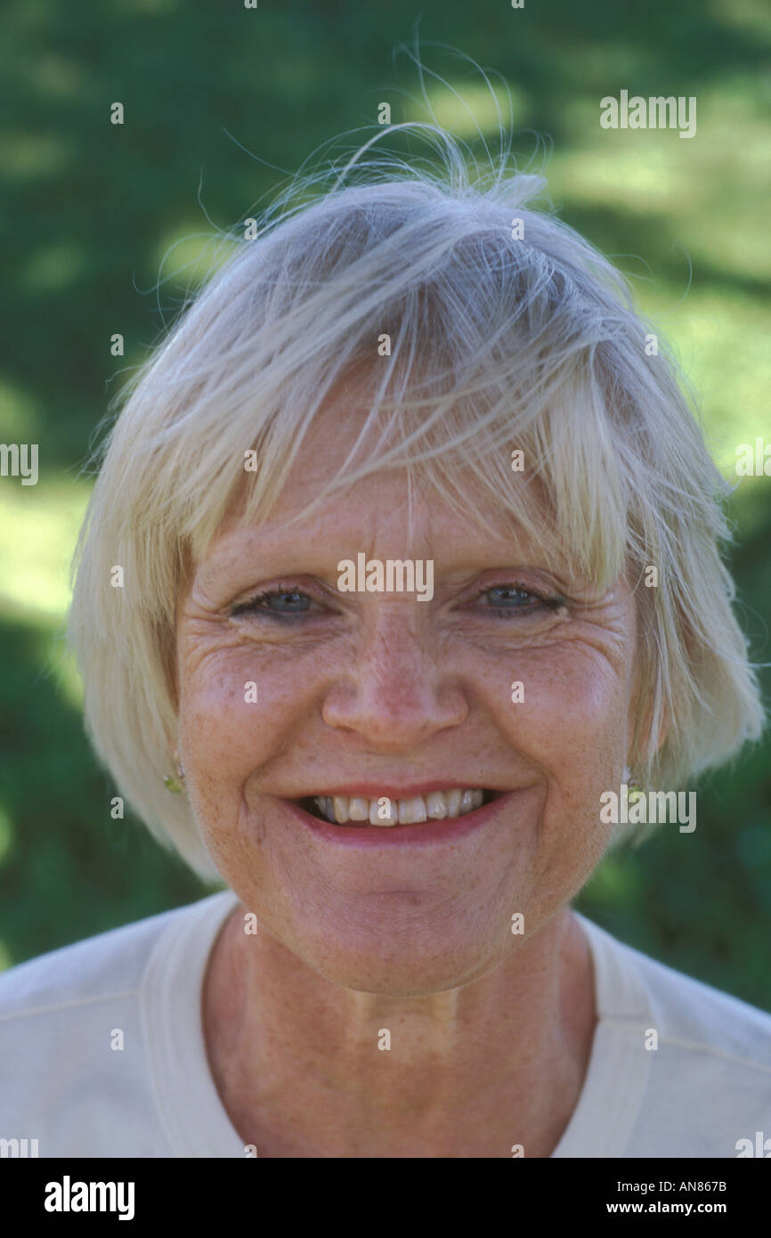 Ritratto 57 enne Caucasian donna sorridente Foto Stock