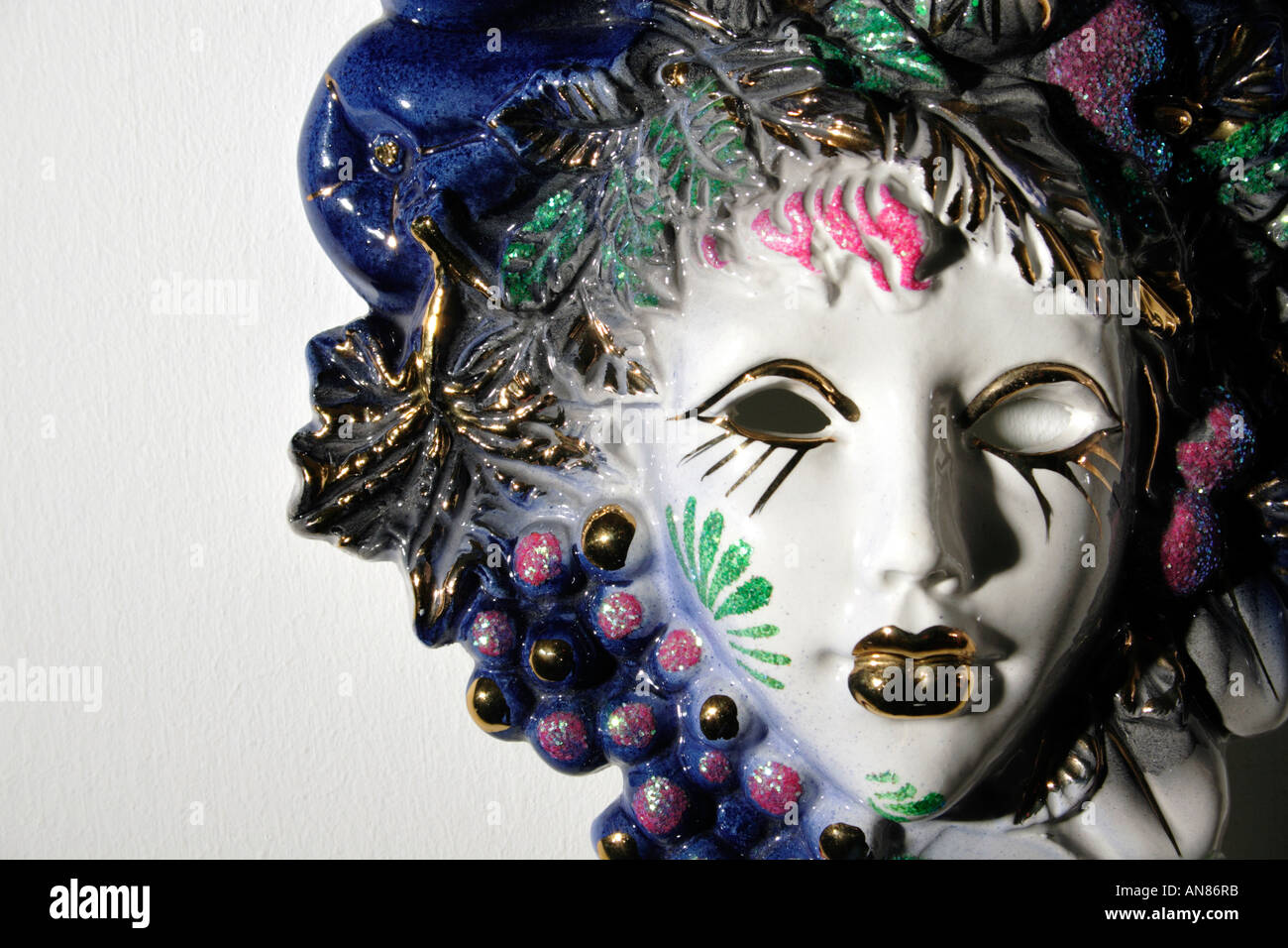 Ceramic venetian mask immagini e fotografie stock ad alta risoluzione -  Alamy