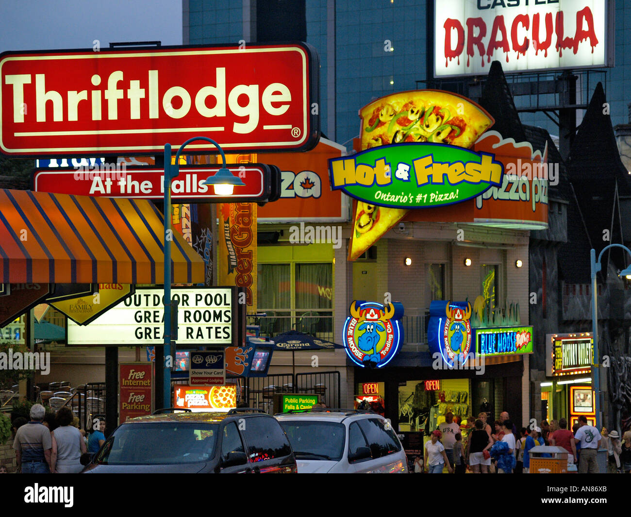 Illuminati segni al neon su la principale area turistica di Clifton Hill, Niagara Falls Ontario Canada Foto Stock