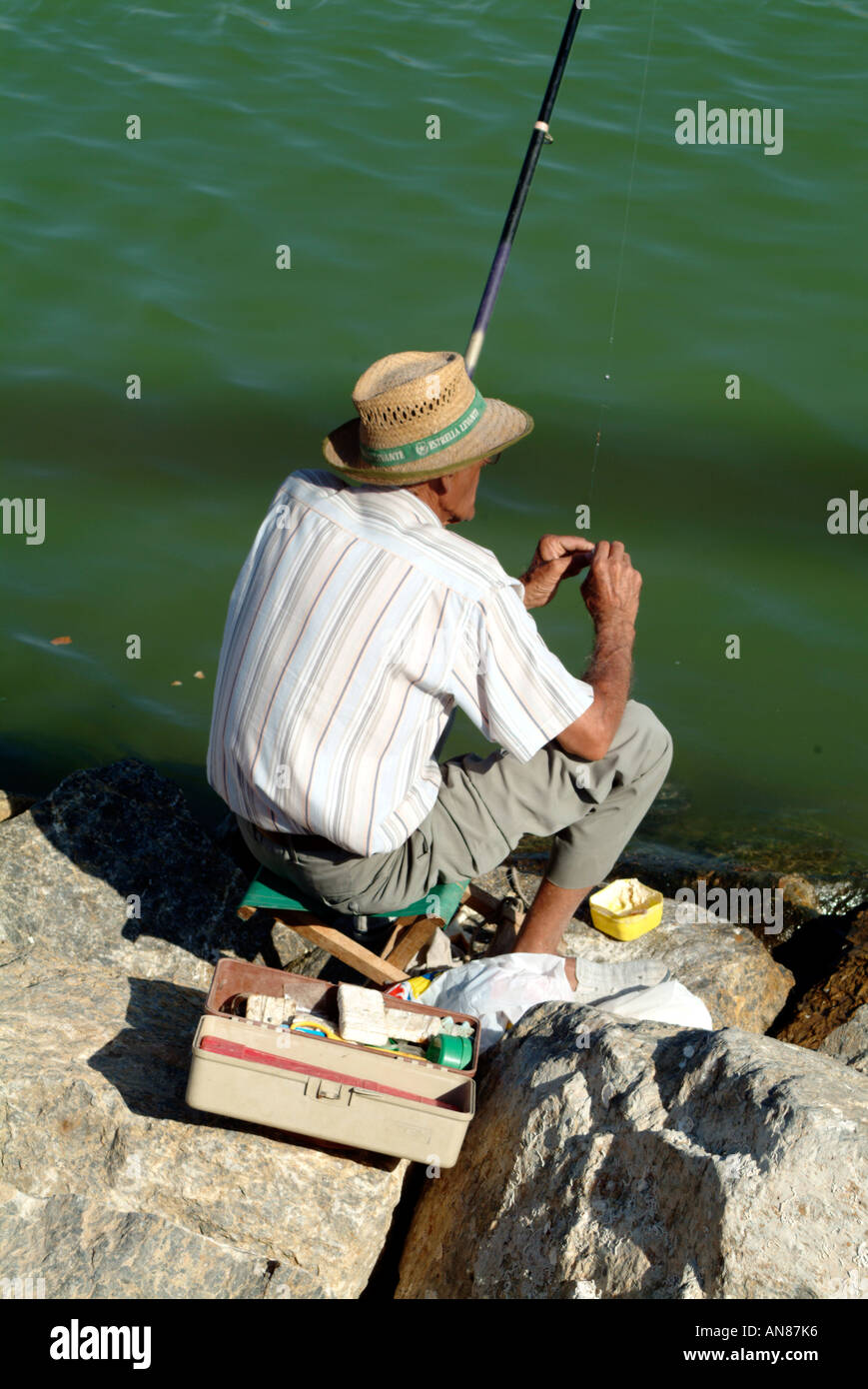 Uomo seduto la pesca Foto Stock
