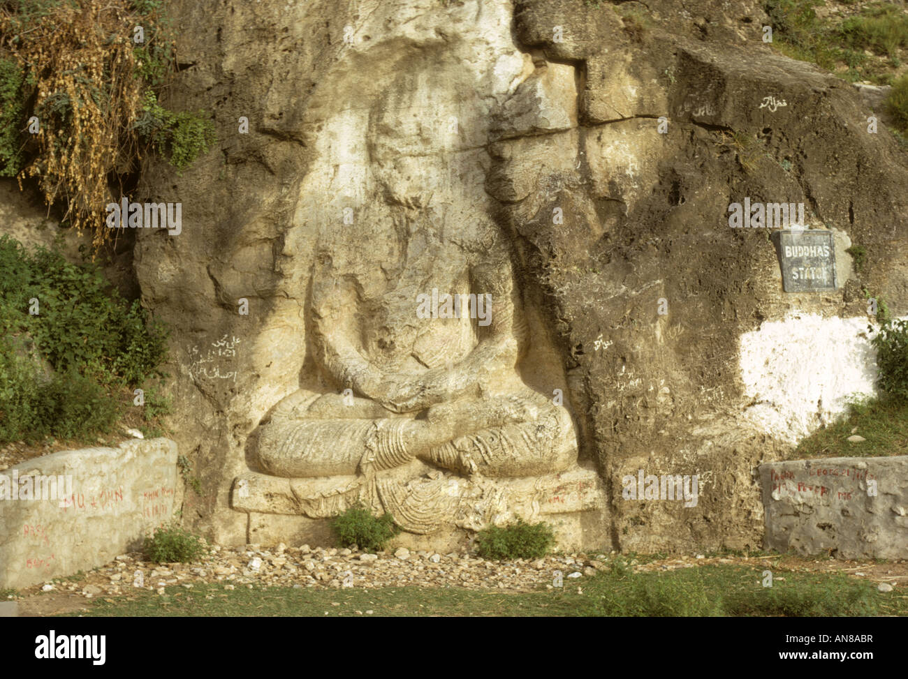 Un intaglio di Buddha di fianco alla strada nella valle di Swat NW Pakistan Foto Stock