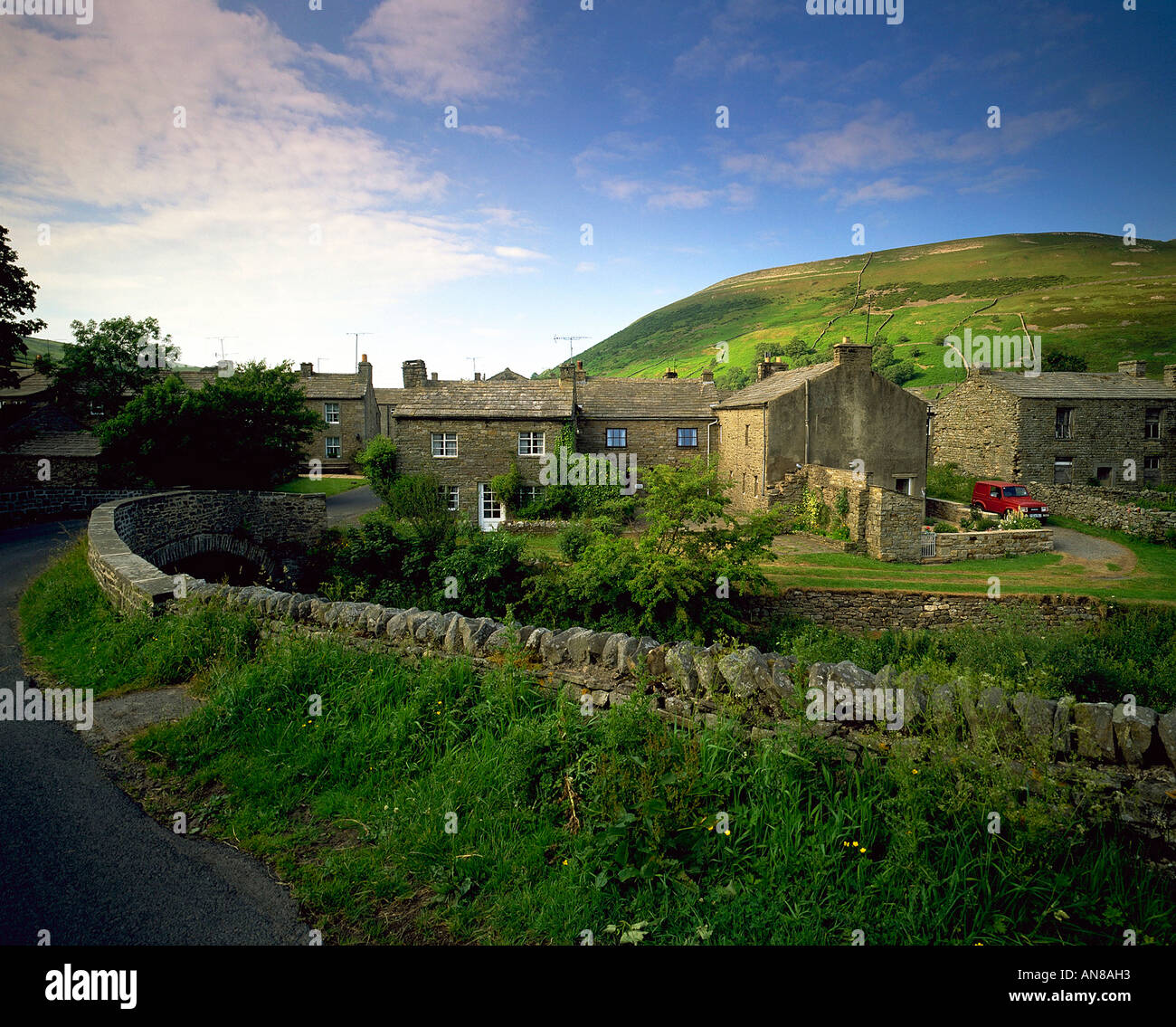 Entrare nel villaggio Swaledale di Thwaite entro le Yorkshire Dales National Park Foto Stock