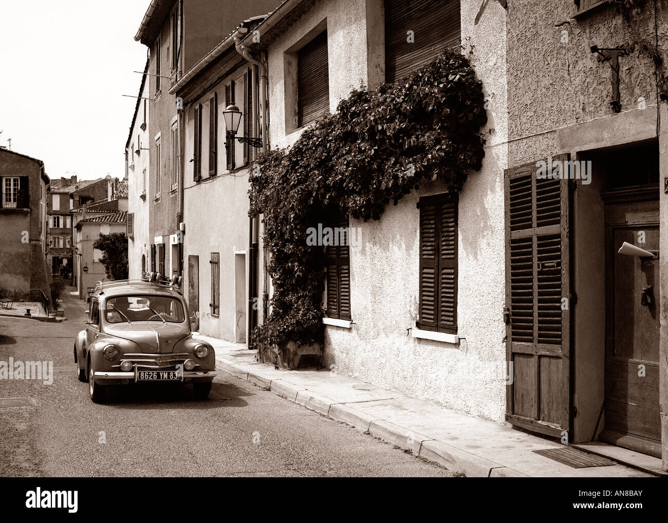 Vecchia auto a Saint-Tropez, Costa Azzurra, Francia meridionale Foto Stock