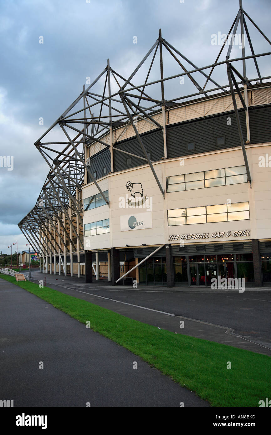 Pride Park West stand Derby County FC Football Stadium, struttura architettonica esposta colonnati costolieri nel Derbyshire Inghilterra regno unito Foto Stock