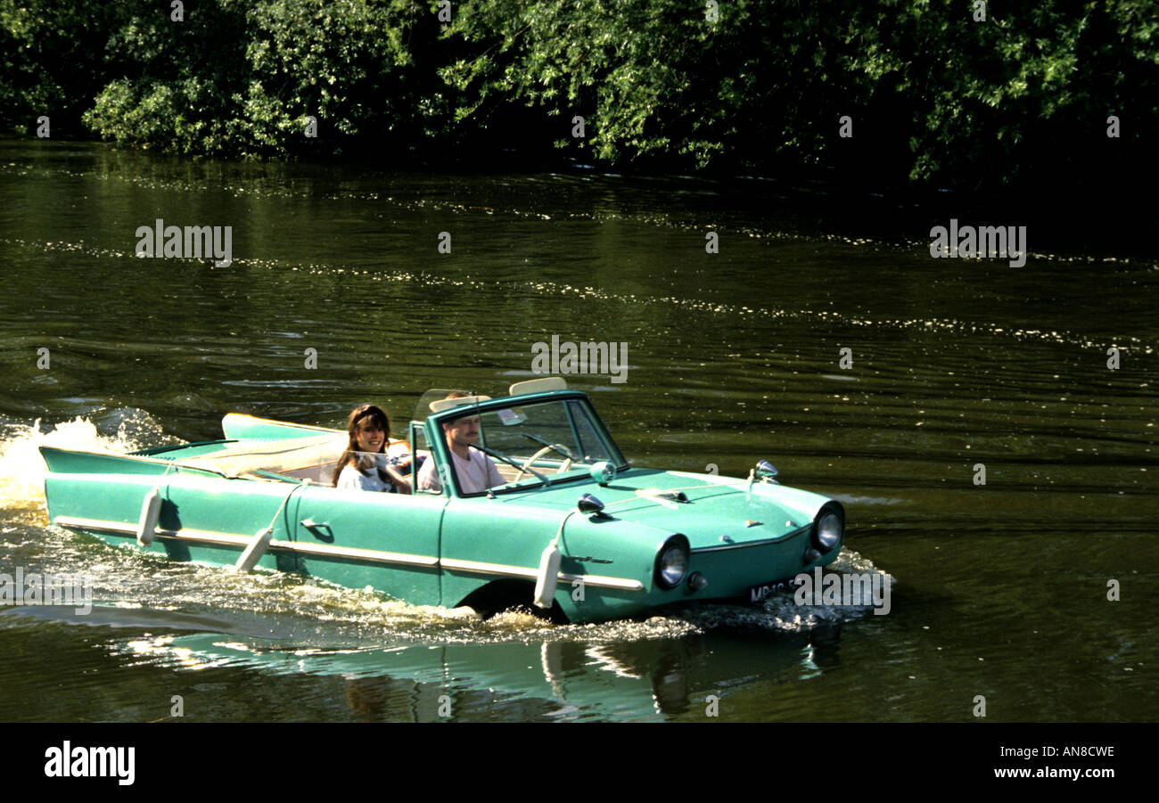 Nave barca natante trasporto ricreazione sportiva barca sailor automobile automobile river green Foto Stock