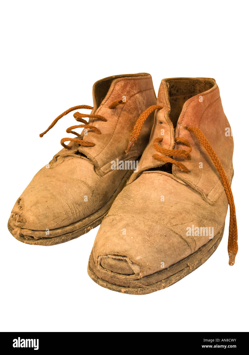 Vecchi e consunti stivali da lavoro con fori Foto Stock