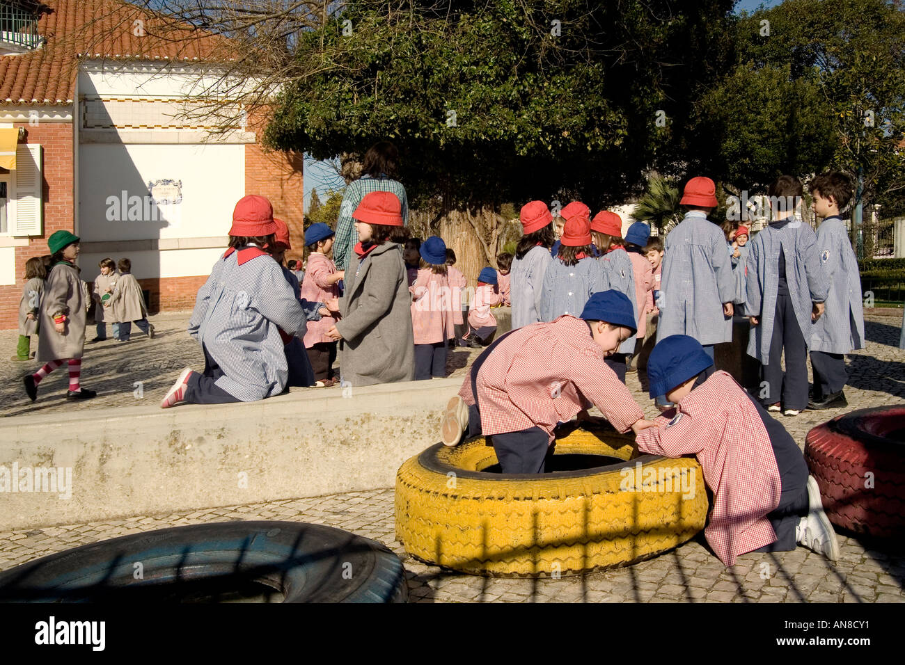 COIMBRA PORTOGALLO gli studenti della scuola elementare a giocare al recesso in schoolyard Foto Stock