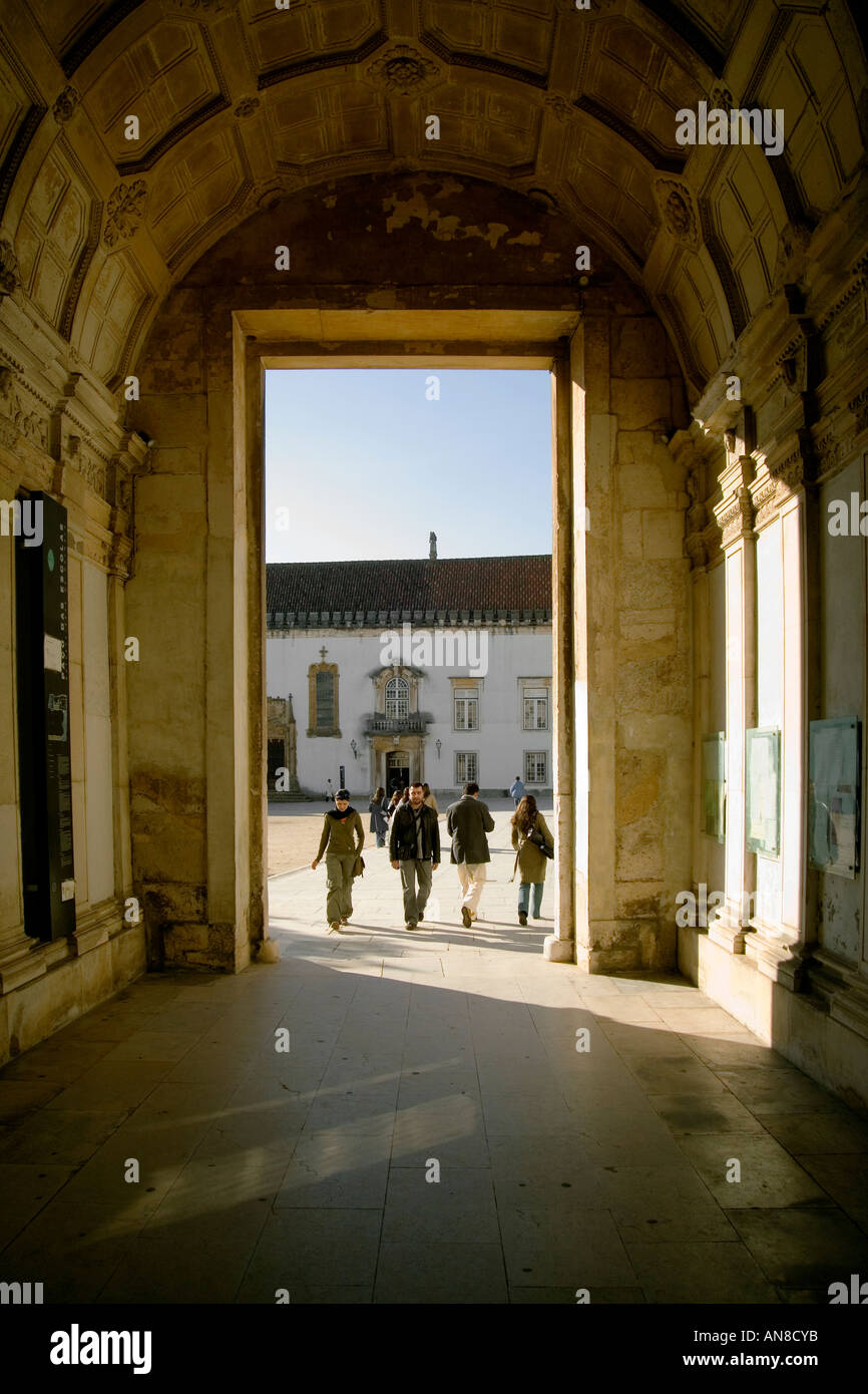 COIMBRA PORTOGALLO agli studenti di lasciare il nucleo interno dell'Università di Coimbra Foto Stock