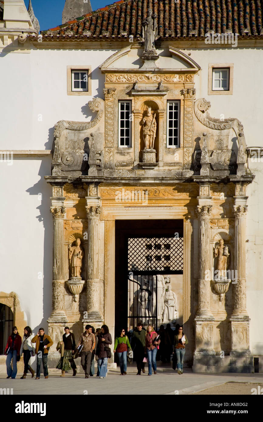 COIMBRA PORTOGALLO agli studenti di lasciare il nucleo interno dell'Università di Coimbra Foto Stock