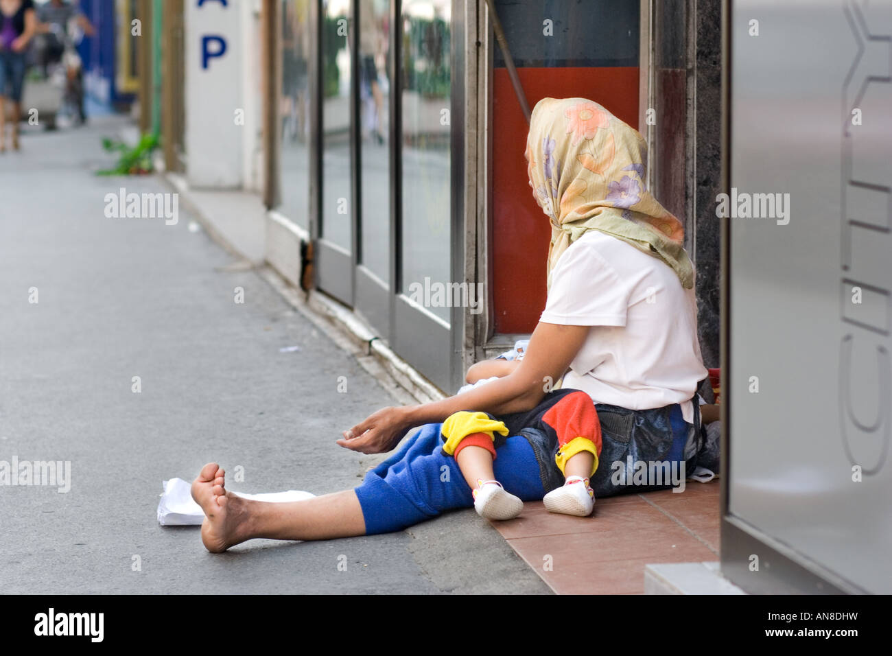 Una donna mendicante chiedendo soldi a Skopje Foto Stock