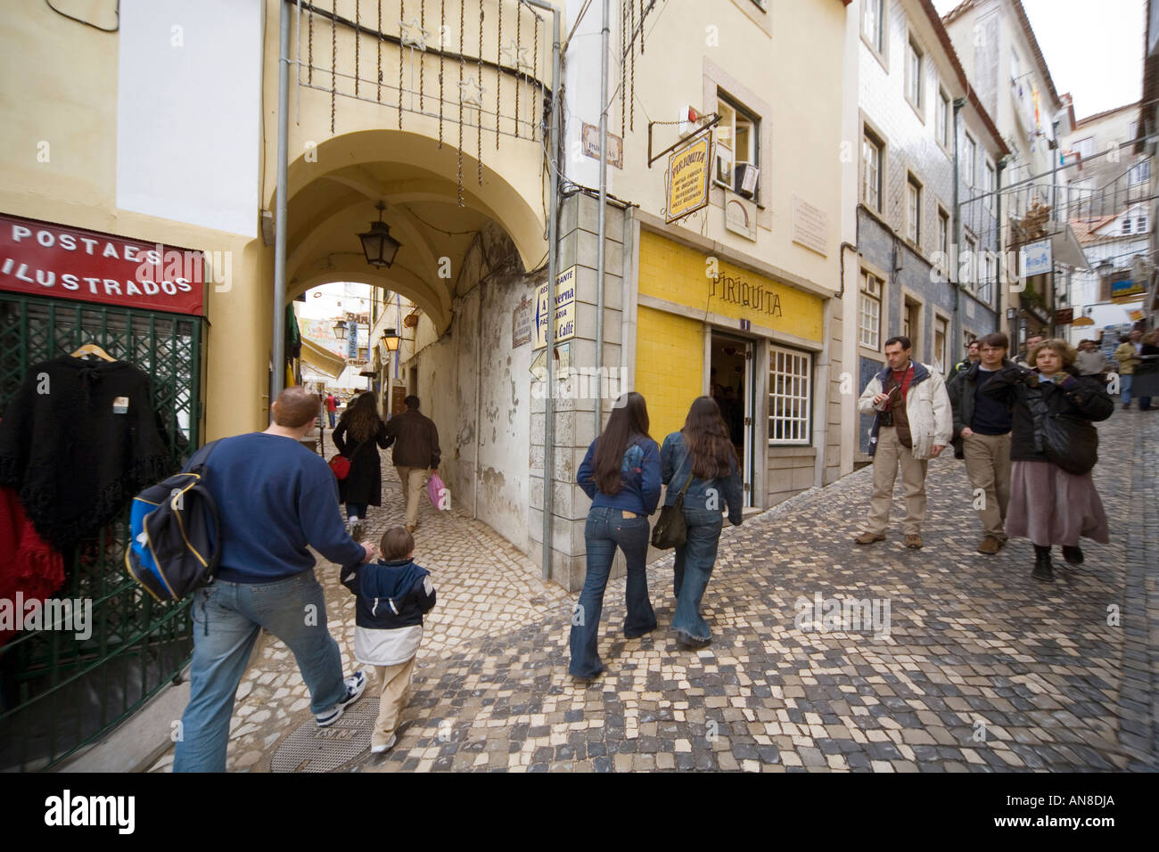 SINTRA Portogallo i turisti e gli amanti dello shopping passeggiata attraverso le strade di ciottoli e i vicoli di questa pittoresca cittadina collinare Foto Stock