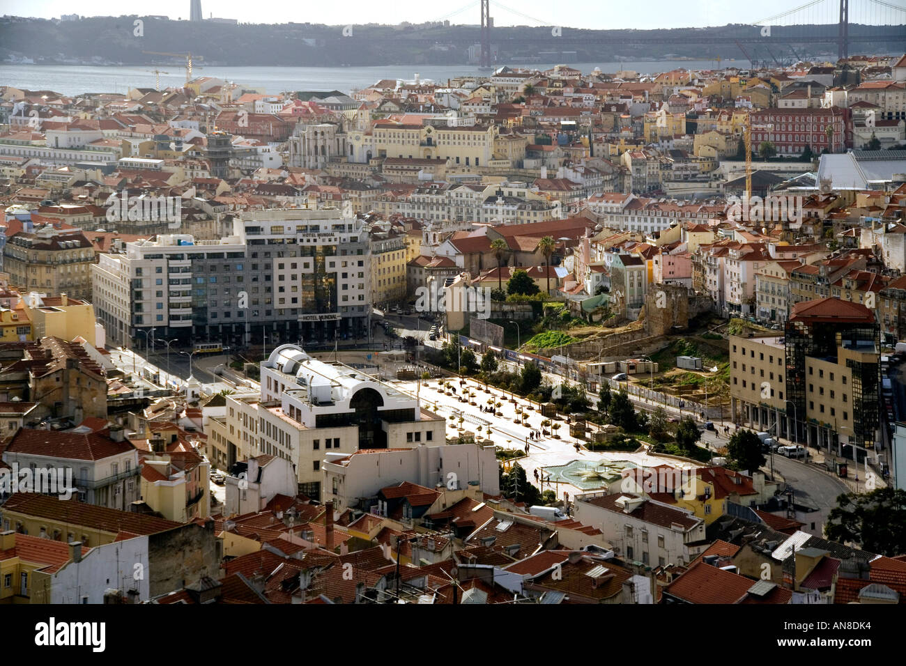 Lisbona portogallo fiume Tago e il quartiere di Baixa come si vede dal Castelo de Sao Jorge St George s Foto Stock