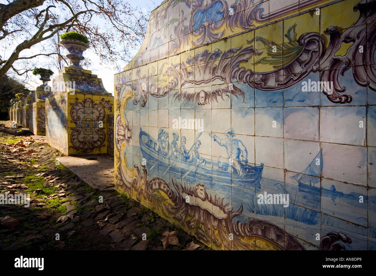 QUELUZ PORTOGALLO piastrella murale della scena marittima in giardini formali del Palacio Nacional de Queluz Foto Stock