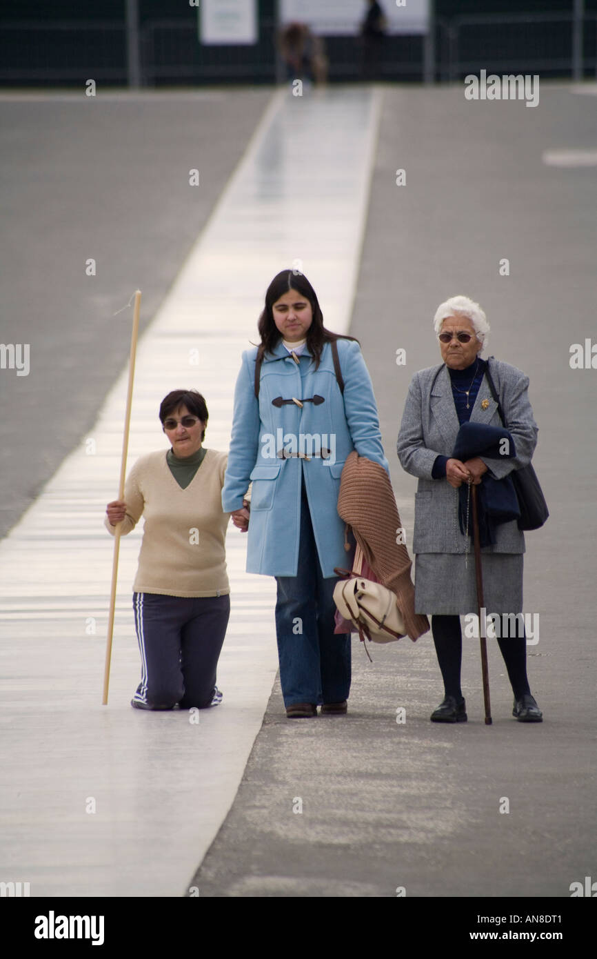 FATIMA IN PORTOGALLO Donna pellegrino religioso in questo famoso luogo di pellegrinaggio Lei sta camminando sulle sue ginocchia in penitenza Foto Stock