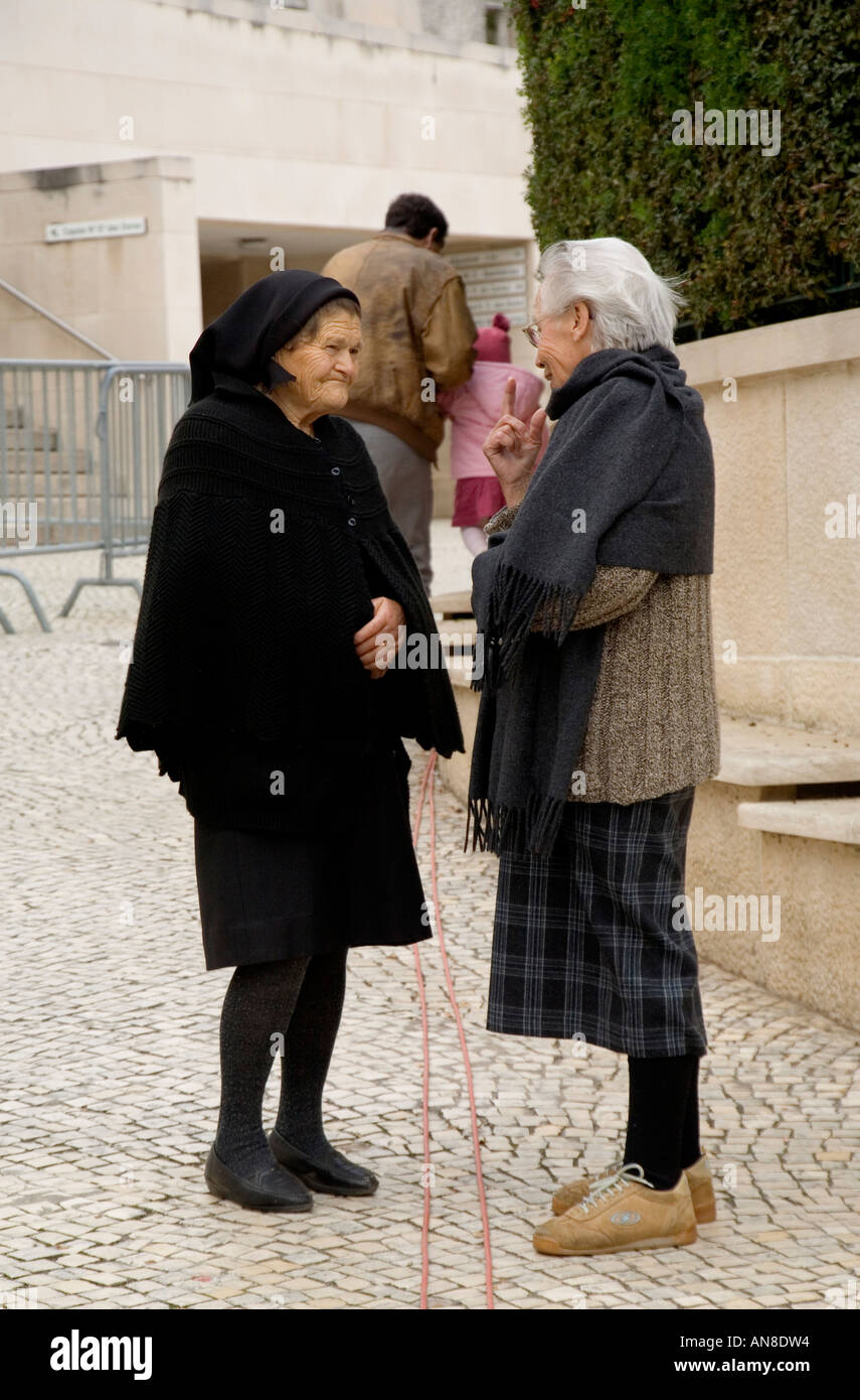FATIMA IN PORTOGALLO vedova indossando il tradizionale nero chat con un'altra donna in questa famosa in tutto il mondo cattolico del santo luogo di pellegrinaggio. Foto Stock