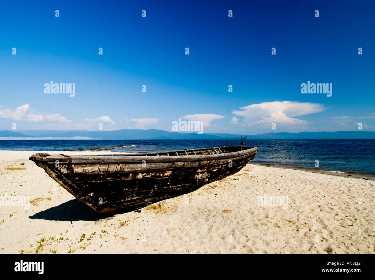 Barche da pesca sulla spiaggia accanto al Lago Baikal in Zaibaikal Parco Nazionale di Siberia Russia 2006 Foto Stock