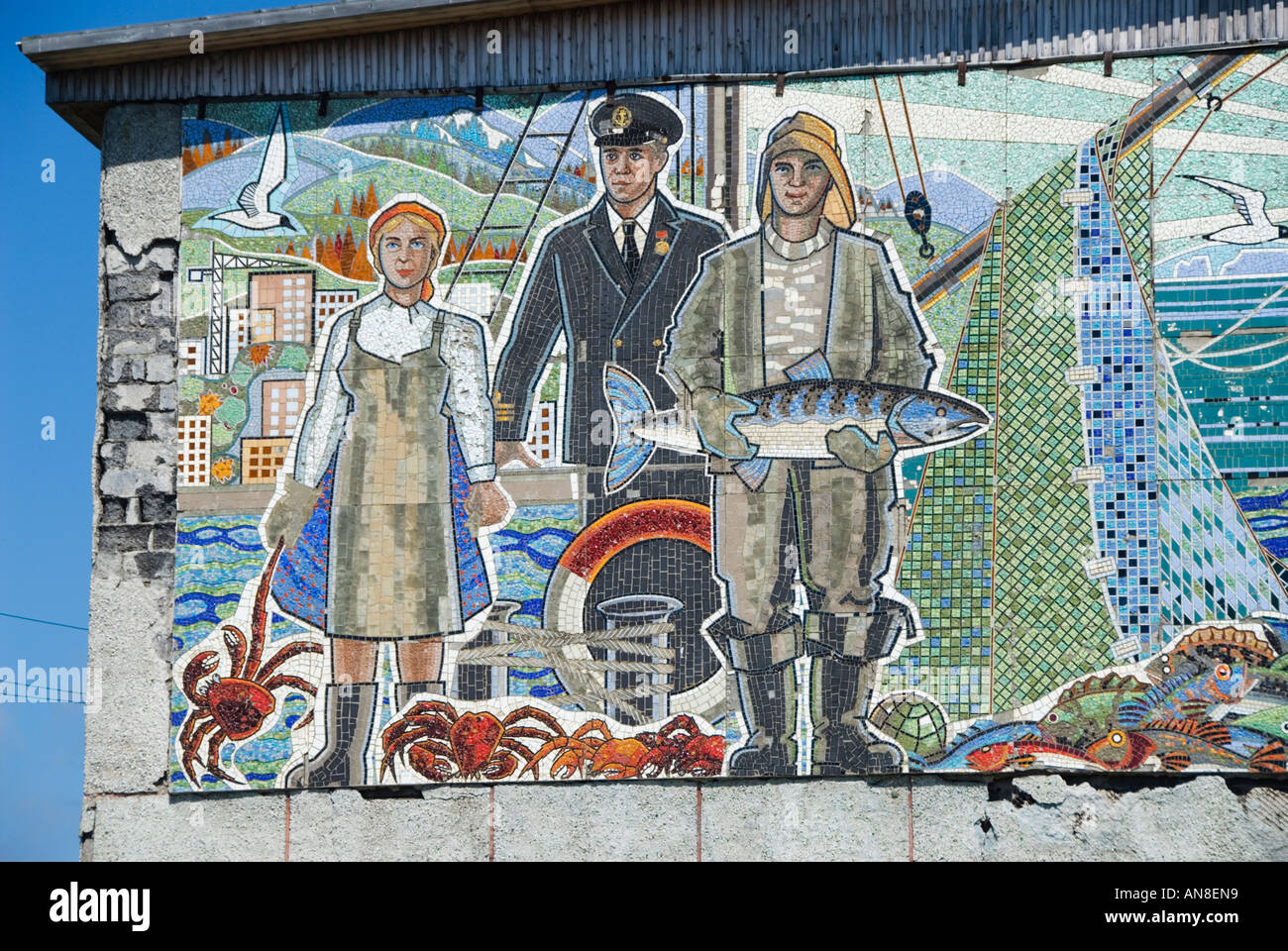 Grande era sovietica murali con tema di pesca su edificio nel villaggio Ozersky sull isola di Sakhalin in Russia Foto Stock