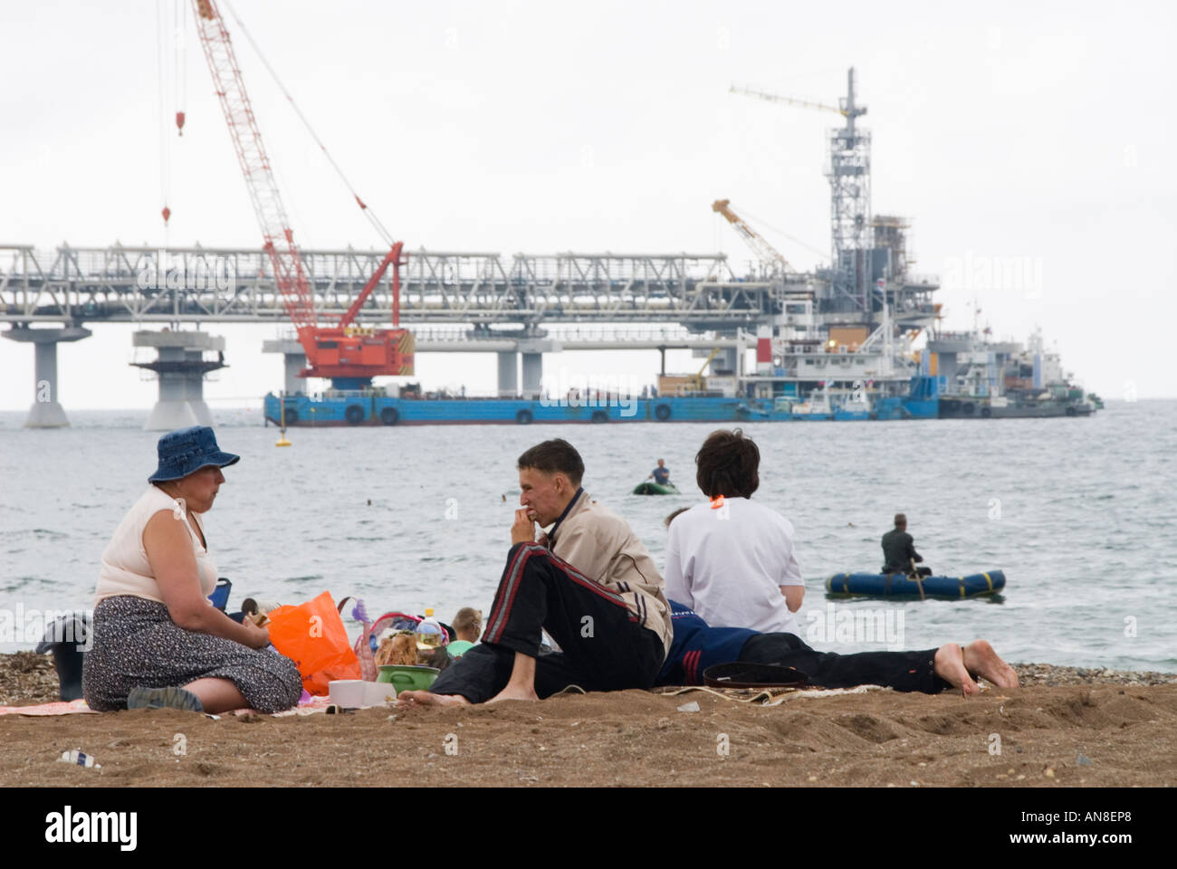 Spiaggia d'estate nella baia di Aniva accanto al nuovo gas LNG impianto in costruzione isola di Sakhalin in Russia 2006 Foto Stock