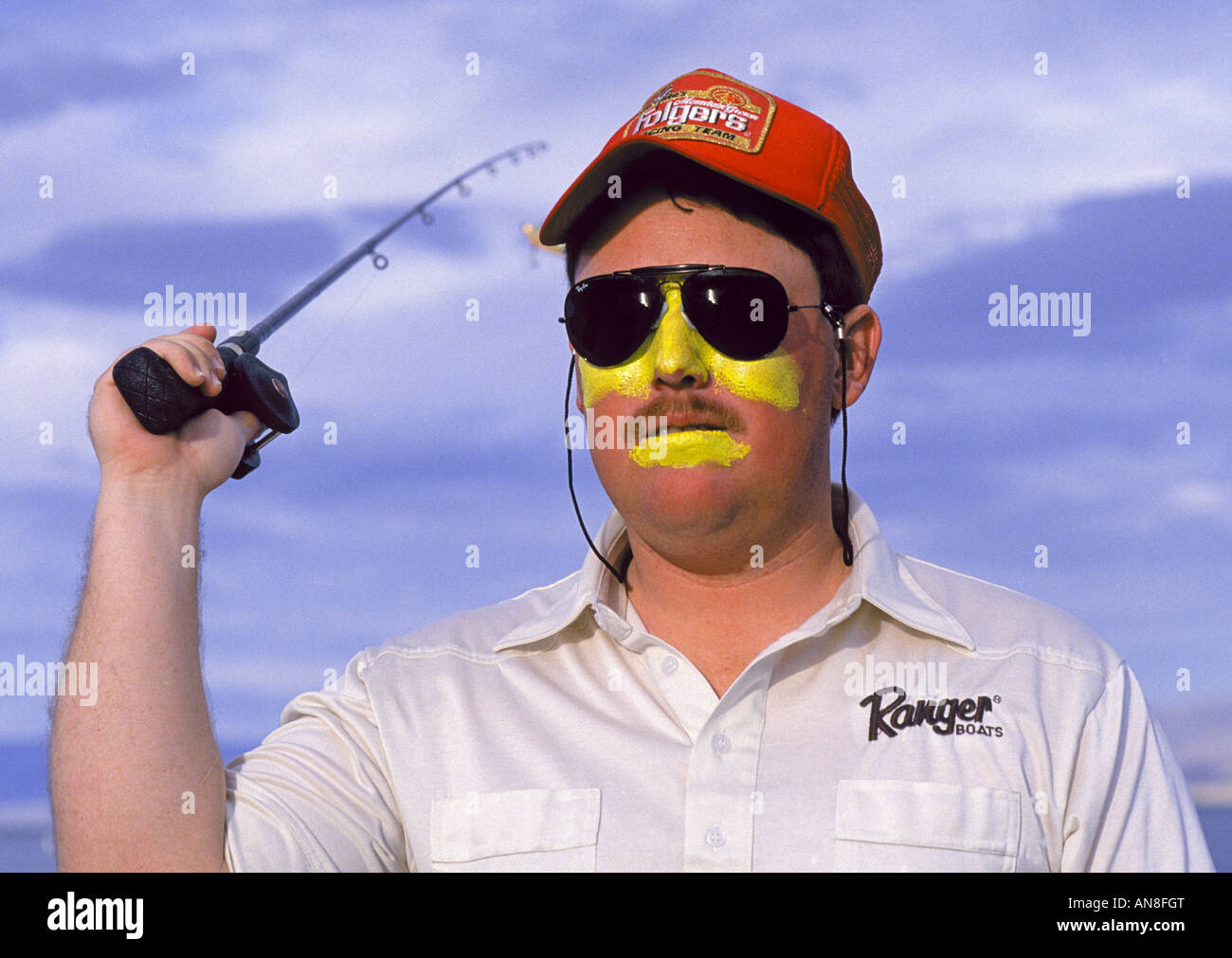 Stati Uniti d'America nord america un pescatore che indossa un sole forte blocco per prevenire danni di Sun per il suo volto Foto Stock