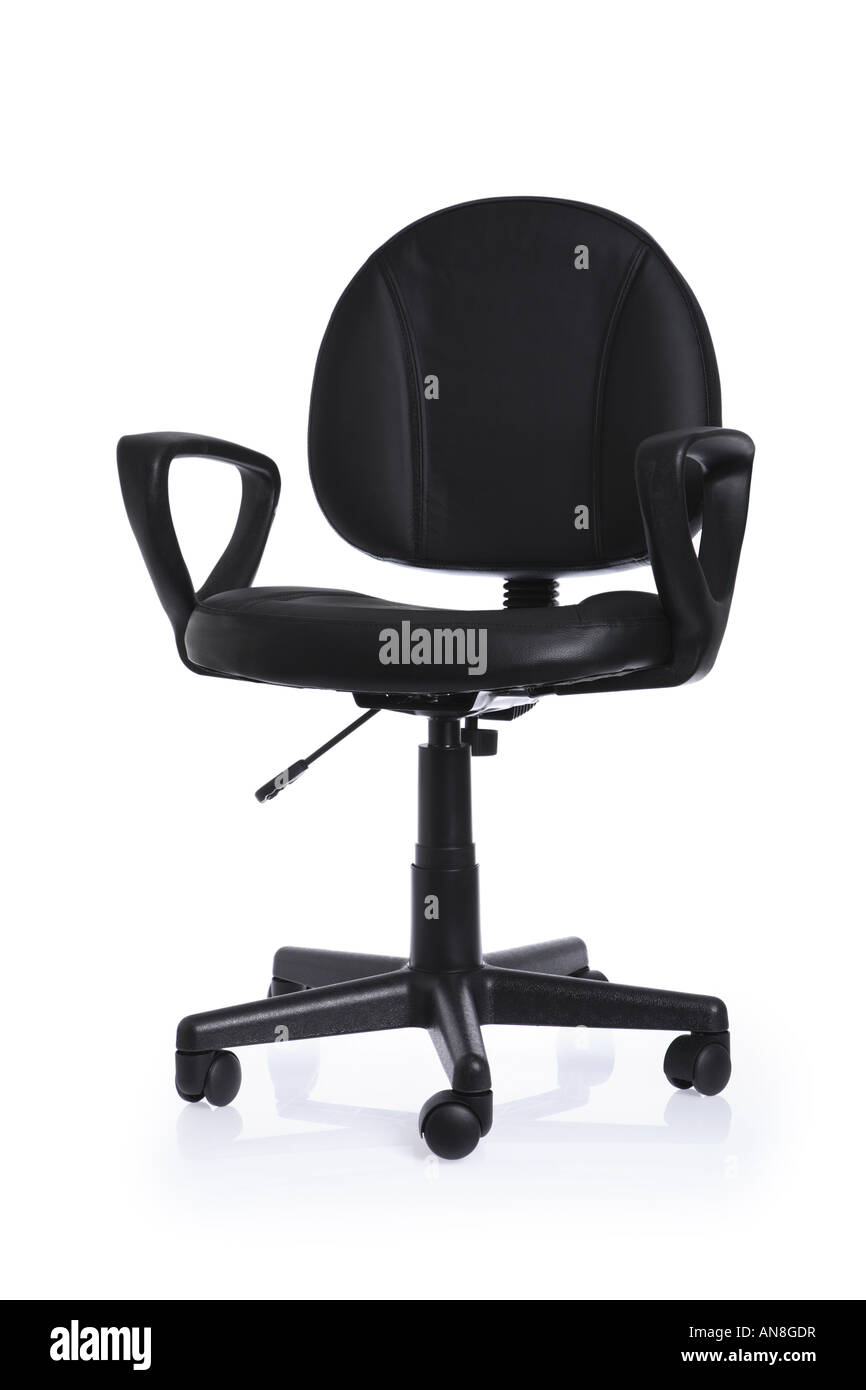 In cuoio nero sedia ufficio ritagliata su sfondo bianco Foto Stock