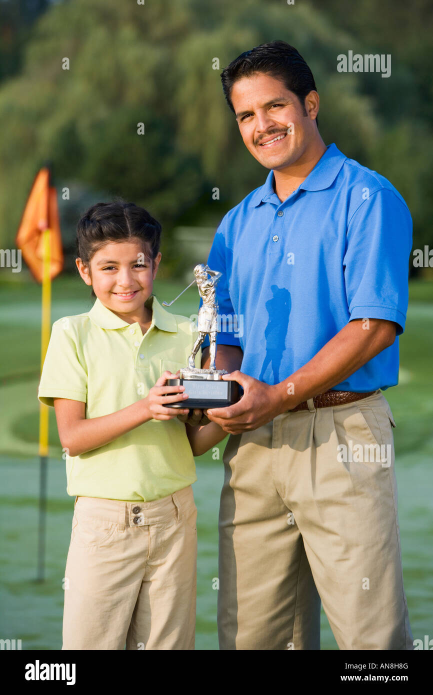 Ispanico padre e figlia holding trofeo di golf Foto Stock