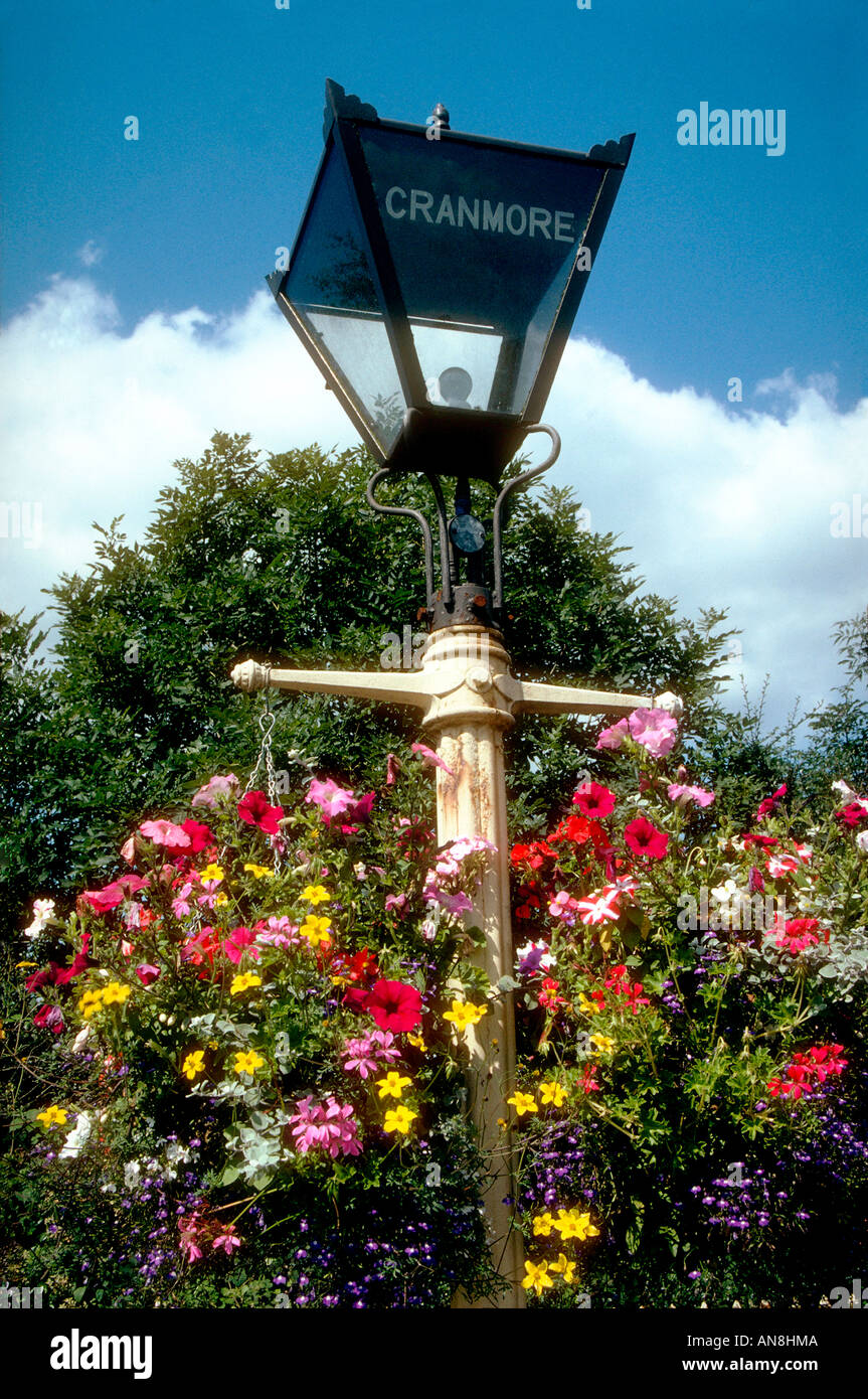 Una lampada decorata con fiori alla stazione Cranmore sulla East Somerset Railway Foto Stock