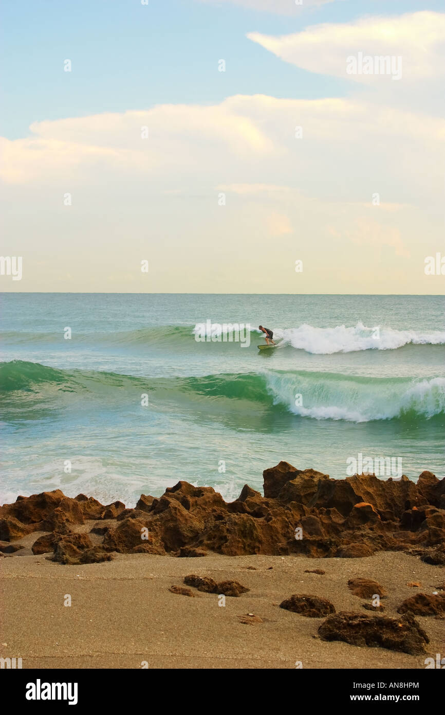 Surfer lungo una Florida USA beach Foto Stock