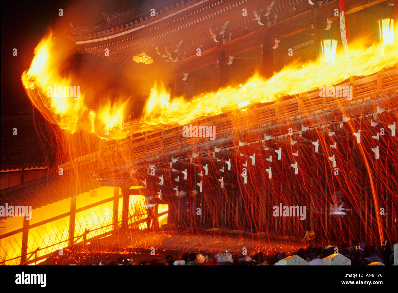 Omizutori Festa del Fuoco di Nigatsu-faccia Hall del tempio Todaiji di Nara Giappone Asia Foto Stock