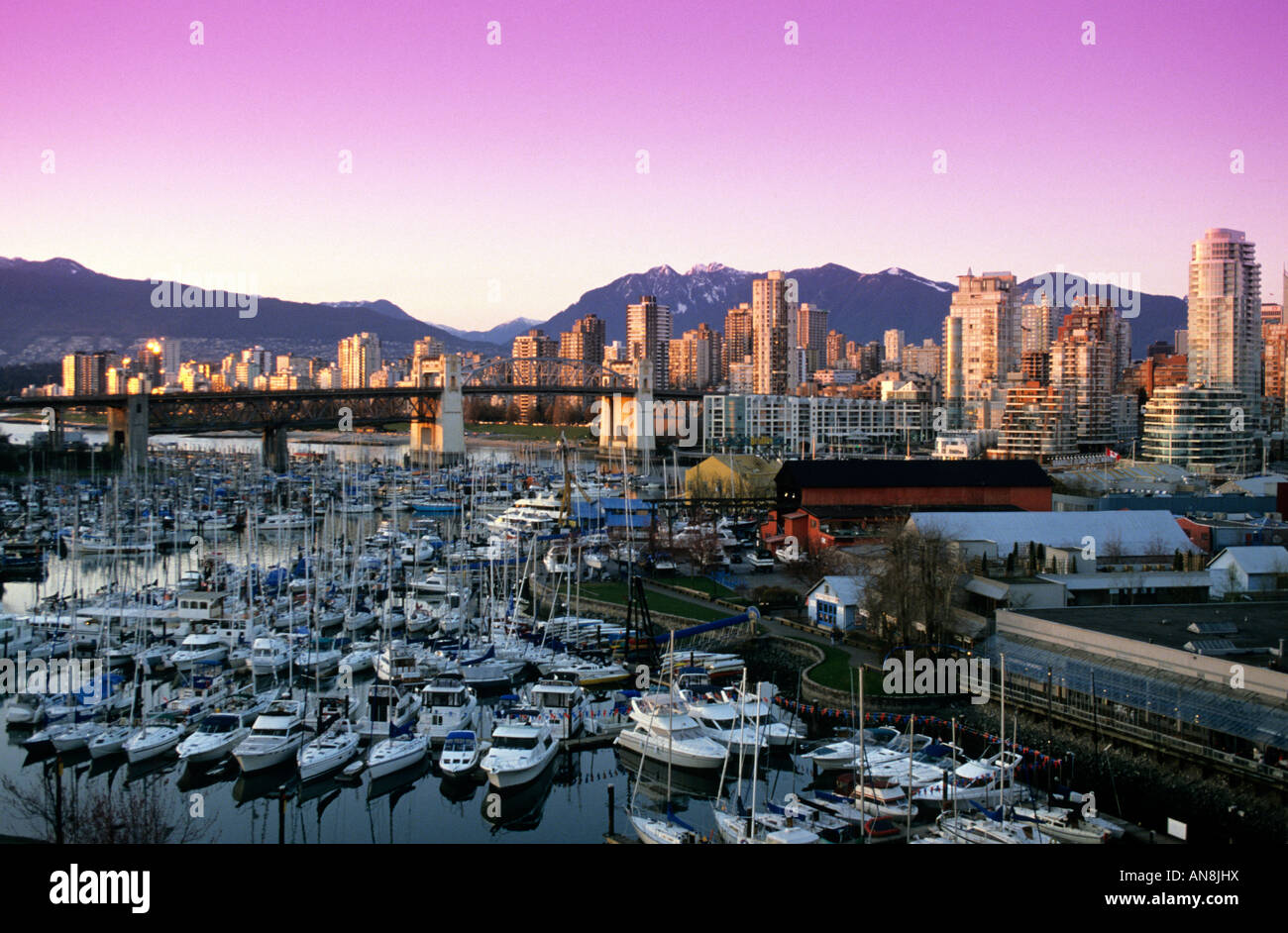Porticciolo di Vancouver e lungofiume dello skyline, Vancouver, British Columbia Canada Foto Stock