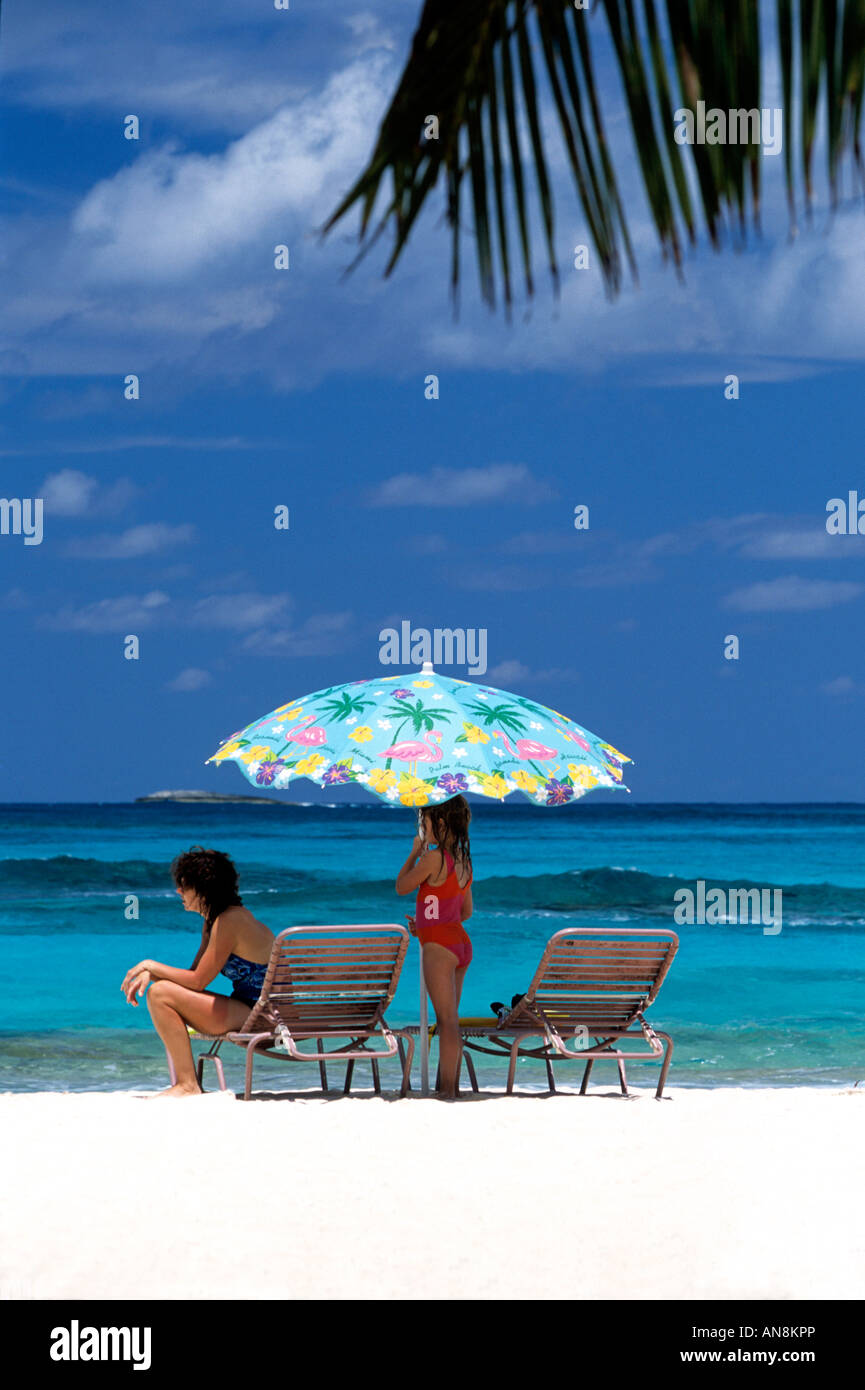 Madre e figlia sotto un ombrellone Abaco Bahamas Foto Stock
