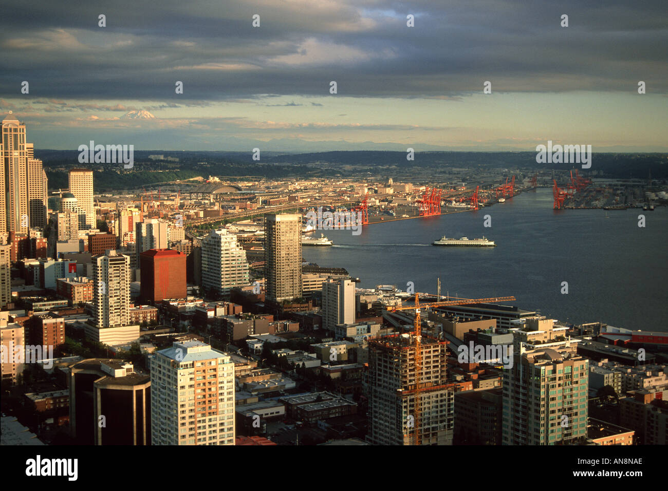 Il centro di edifici che si affacciano il Monte Rainier e Puget Sound al crepuscolo Seattle Washington STATI UNITI D'AMERICA Foto Stock