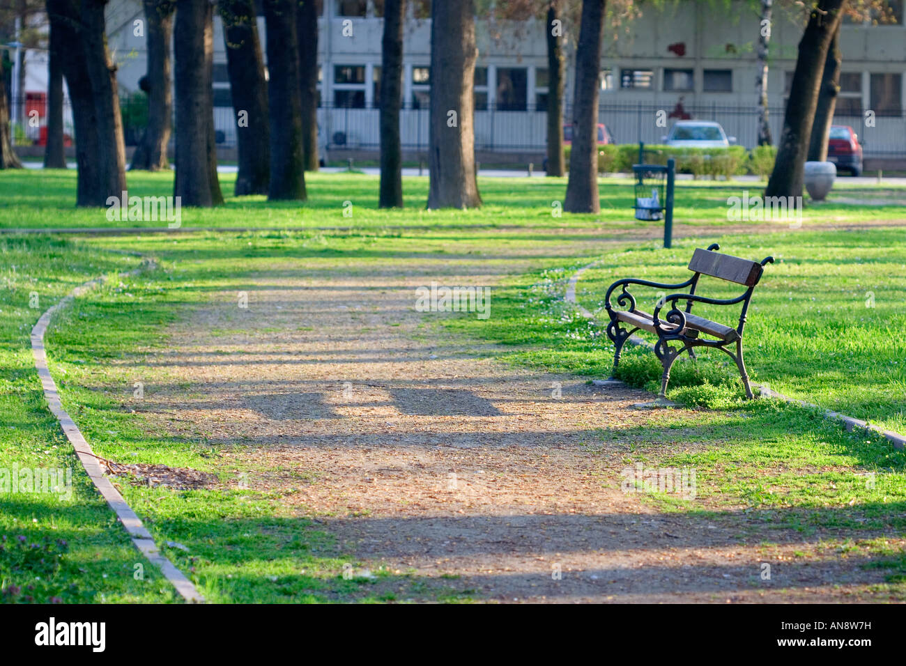 Un banco vuoto nel parco Foto Stock