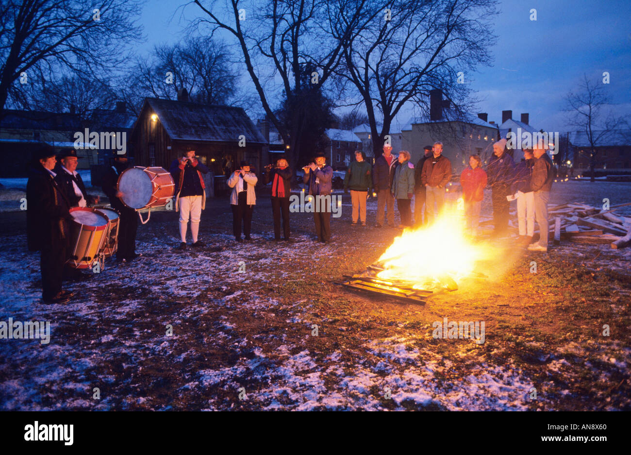 Le persone si radunano intorno al falò a lume di candela passeggiata Strawbery Banke Portsmouth New Hampshire Foto Stock