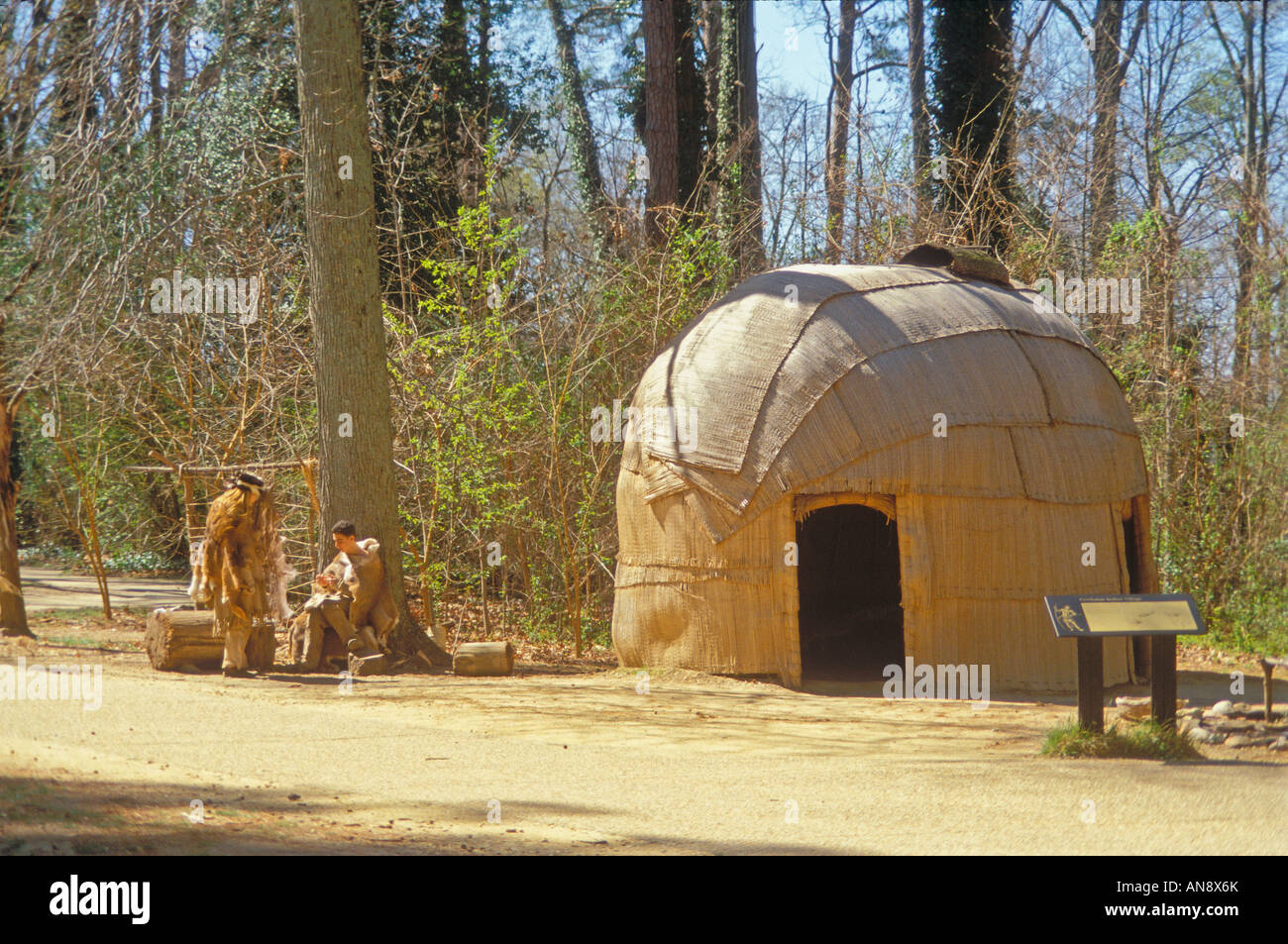 Le guide nel villaggio indiano, Jamestown Settlement, Virginia, Stati Uniti d'America Foto Stock