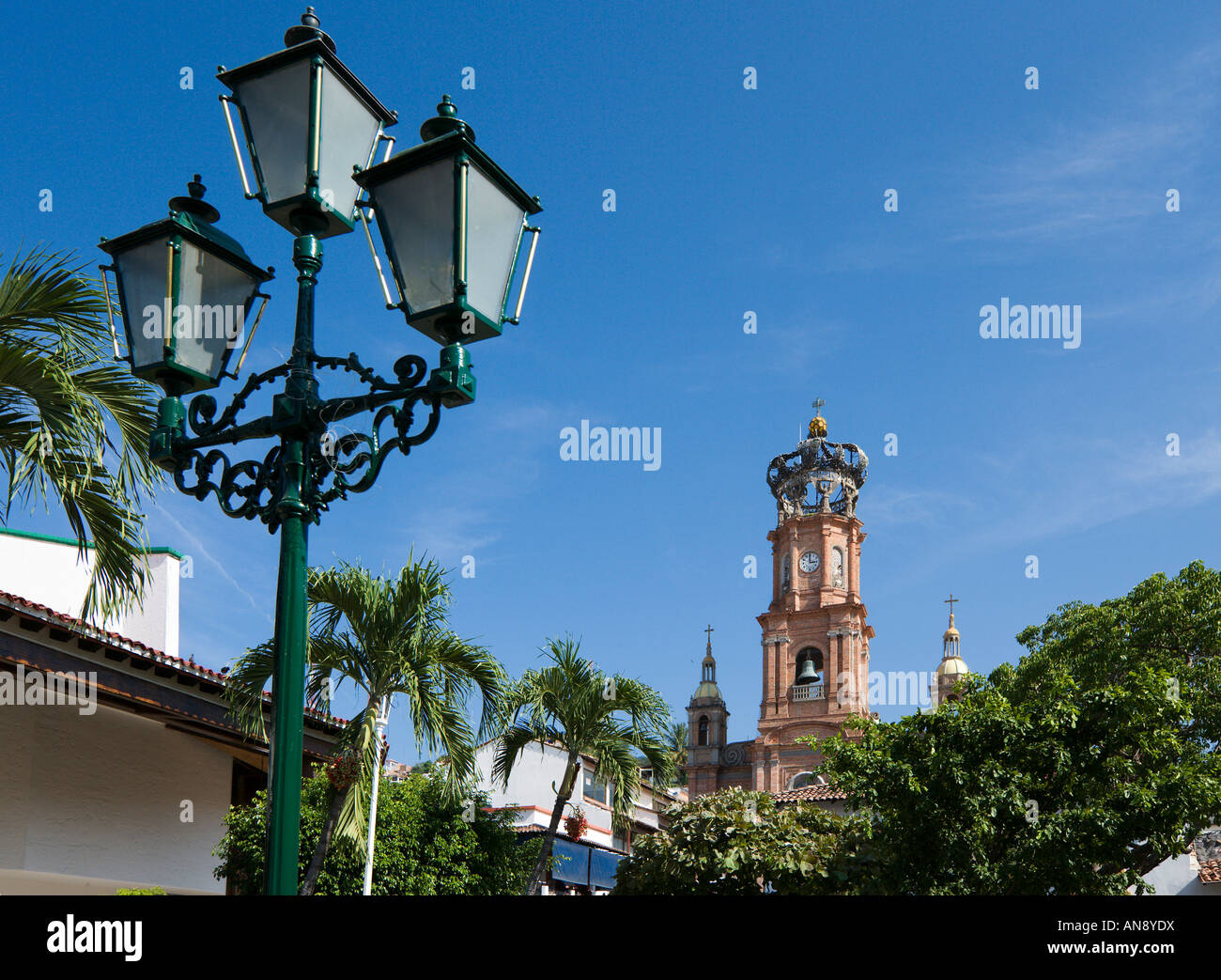 Cattedrale di Nostra Signora di Guadalupe dalla piazza principale (Plaza Principa), la Città Vecchia, Puerto Vallarta, Jalisco, Messico Foto Stock