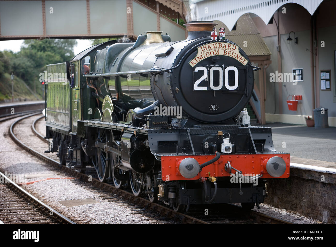 Il re Edoardo I principali vapore linea treno Express presso la piattaforma a Churston stazione ferroviaria, Devon Foto Stock