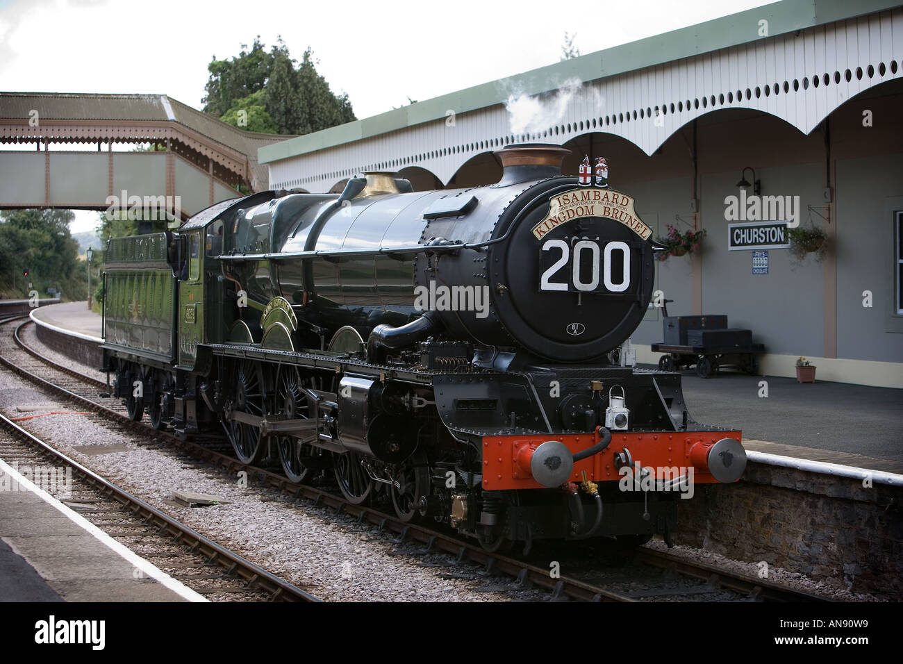 Il re Edoardo I principali vapore linea treno Express presso la piattaforma a Churston stazione ferroviaria, Devon Foto Stock