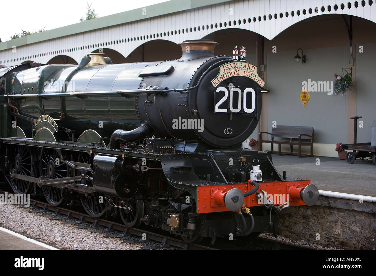 Il re Edoardo I principali vapore linea treno Express presso la piattaforma a Churston stazione ferroviaria, Devon Foto Stock