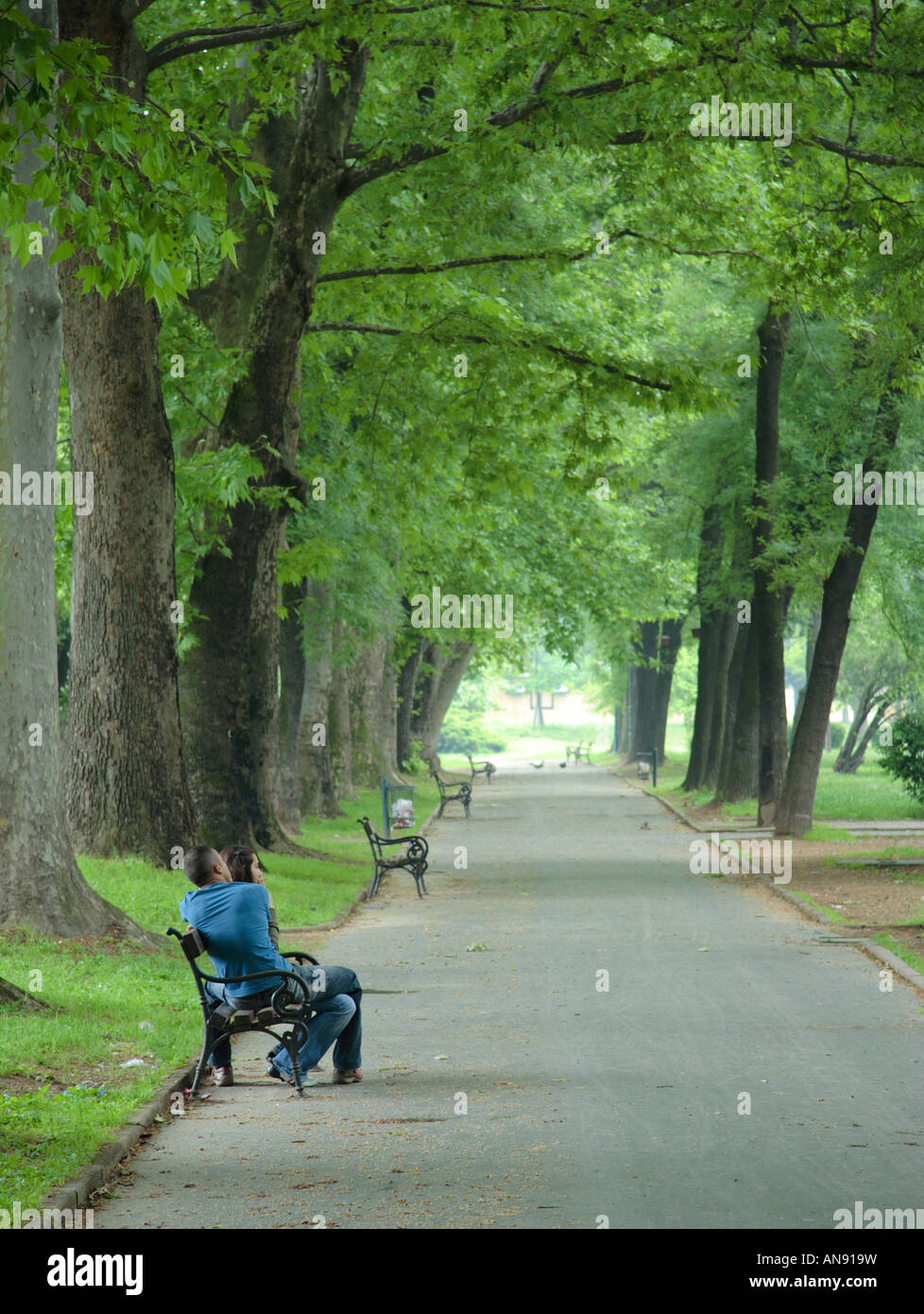Una giovane coppia nel parco Foto Stock