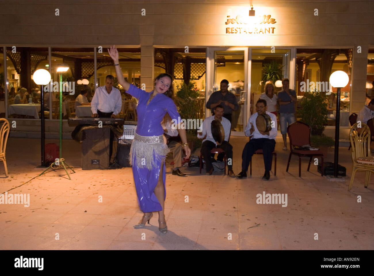 Egitto danzatrice del ventre intrattiene al Movenpick Jolie Ville hotel Isola di coccodrillo del Nilo a Luxor Foto Stock