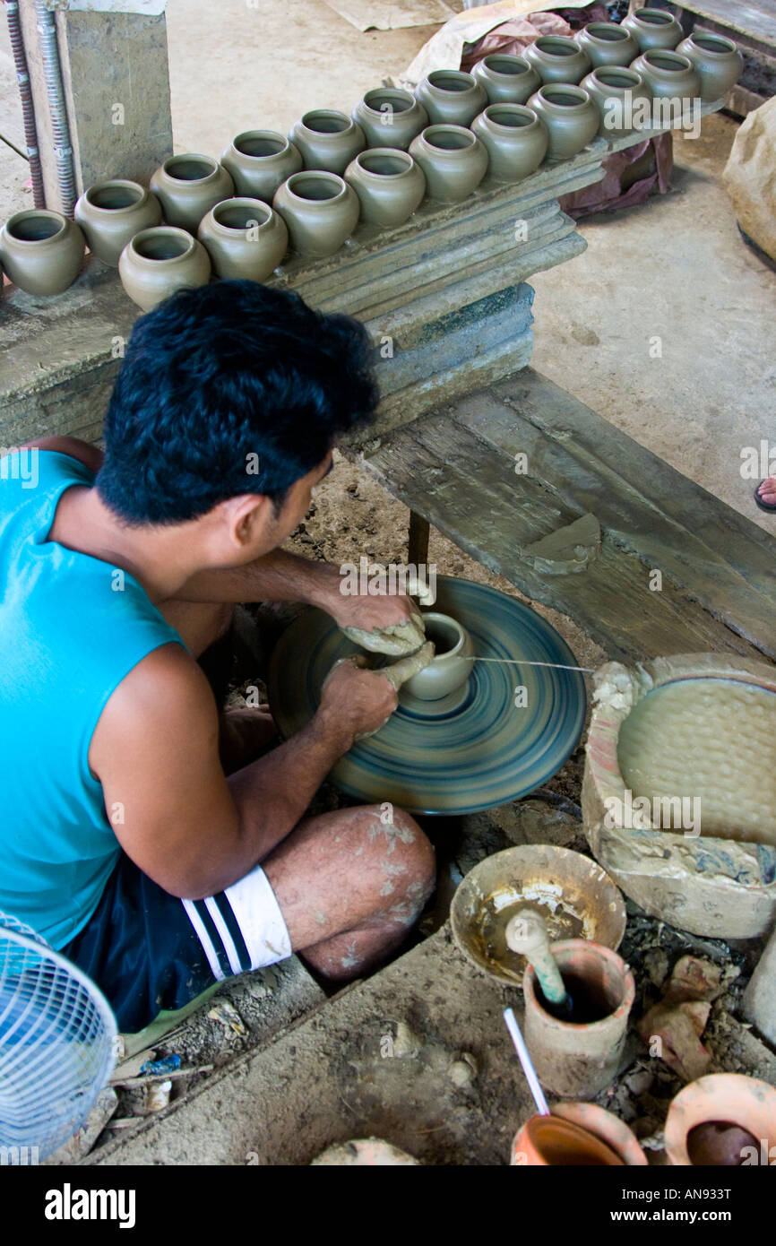 Scolpire pentole di creta Ko Kret Isola della Thailandia Foto Stock