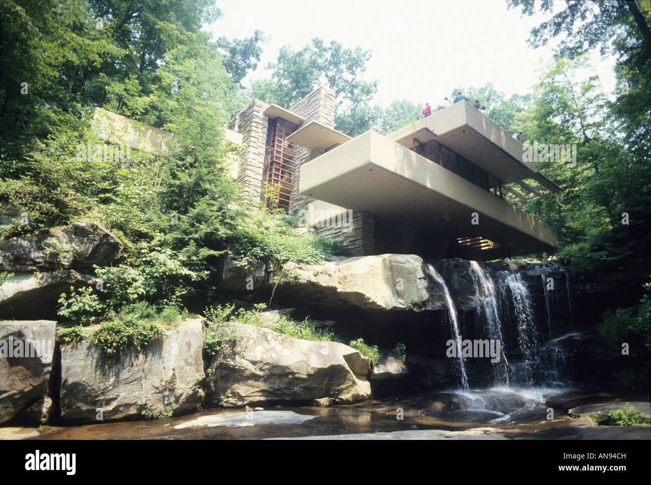 Caduta di acqua, casa progettata da Frank Lloyd Wright, Pennsylvania USA turisti visitano casa pietra miliare dell'architettura Foto Stock