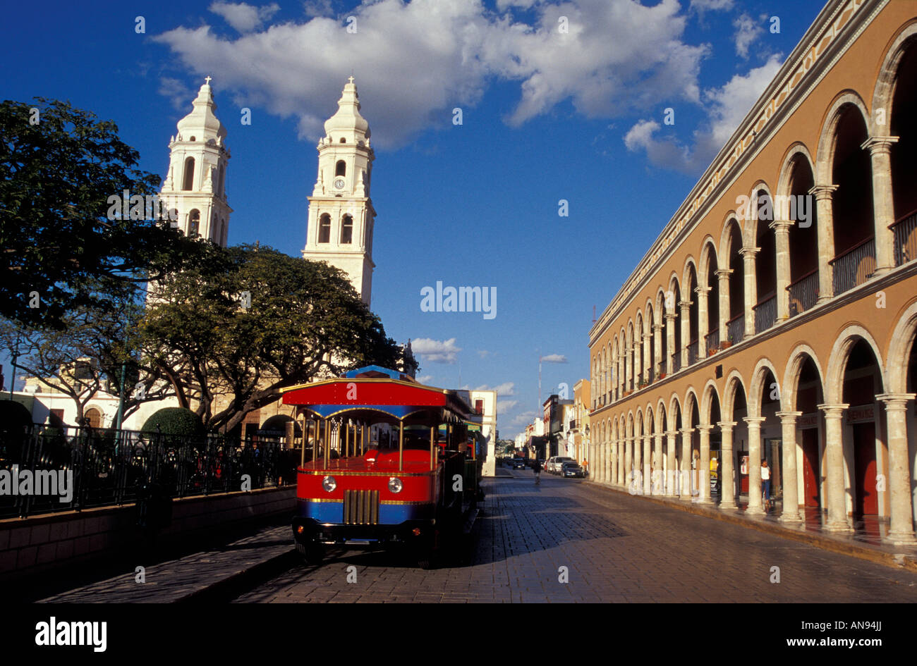 Gita turistica di filobus parcheggiate accanto al Parque Principal nella città di Campeche, Messico Foto Stock