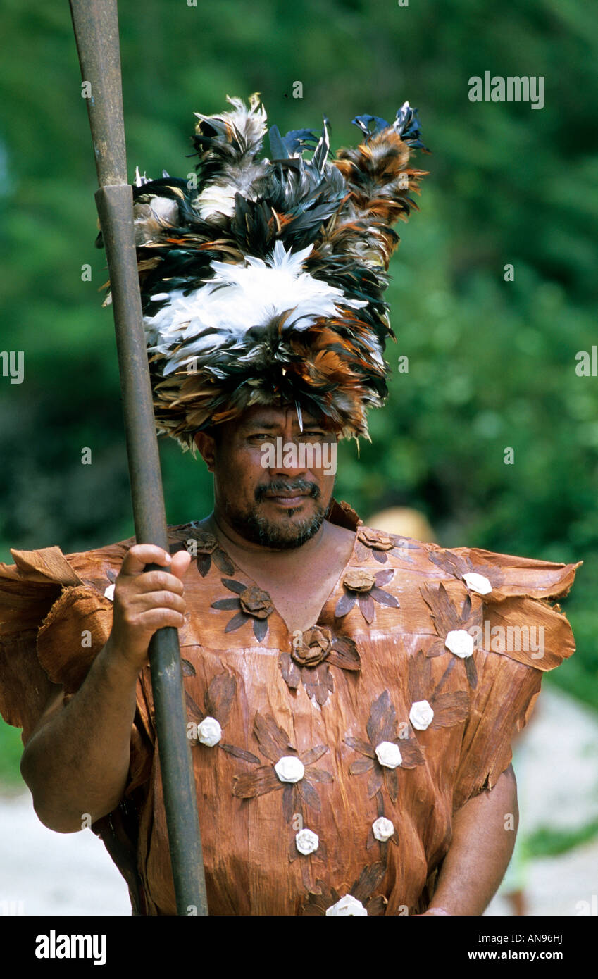 Un chief accoglie i visitatori di Atiu Island nelle isole Cook Sud Pacifico Foto Stock