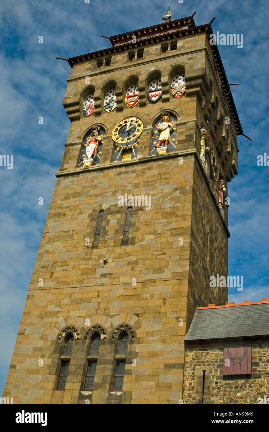 Verticale di chiusura del restaurato recentemente Marchese di Bute Torre dell Orologio al Castello di Cardiff "Castell Caerdydd' contro un cielo blu. Foto Stock